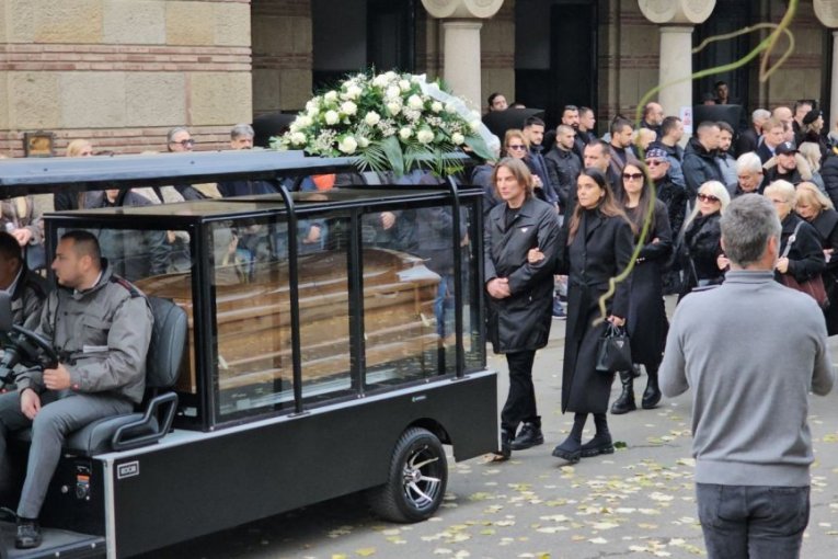 Tužna povorka na sahrani Milenije Mitrović