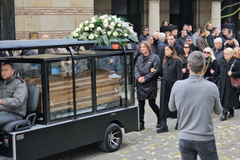 Tužna povorka na sahrani Milenije Mitrović