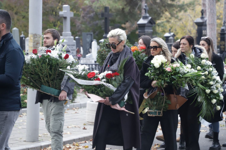 Tužna povorka na sahrani Milenije Mitrović