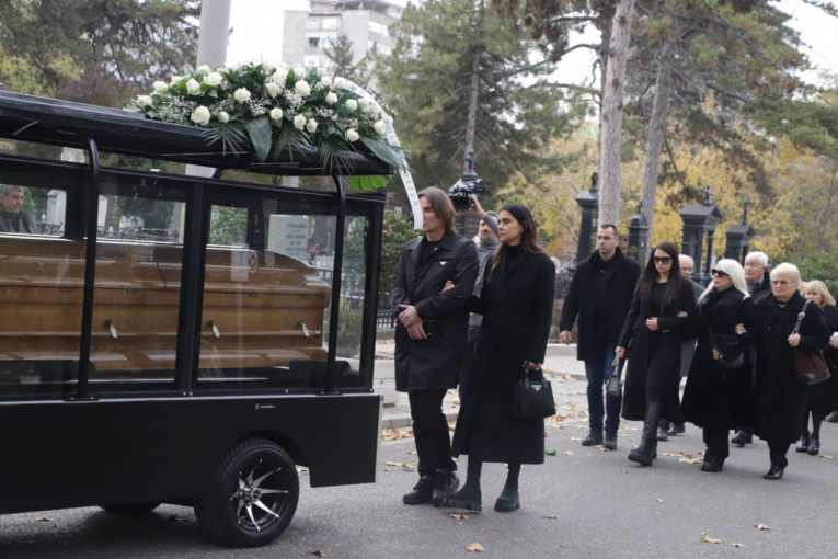 Tužna povorka na sahrani Milenije Mitrović