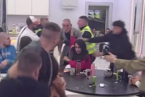 POZLILO LEPOM MIĆI! Pevač doživeo NAPAD, krenuo nekontrolisano da se TRESE! Potresne scene, obezbeđenje ga HITNO IZNELO iz Bele kuće!