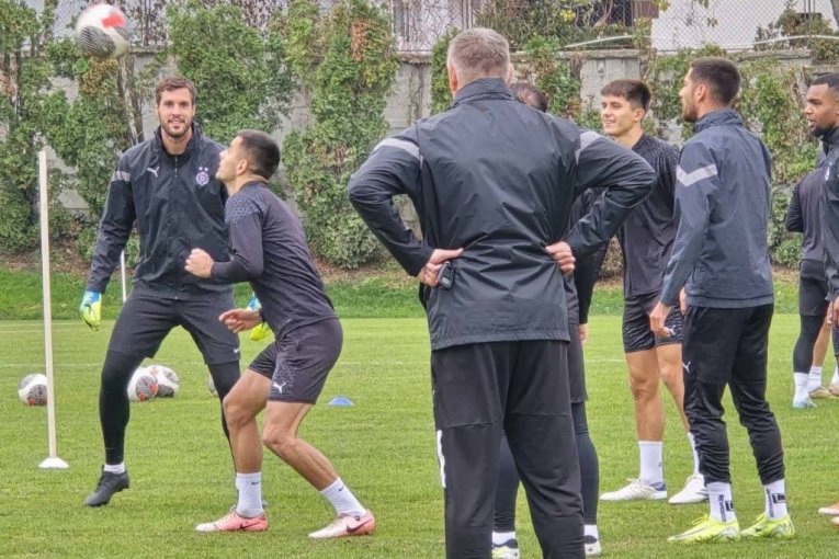 Trening se odvija pod budnim okom šefa stručnog štaba