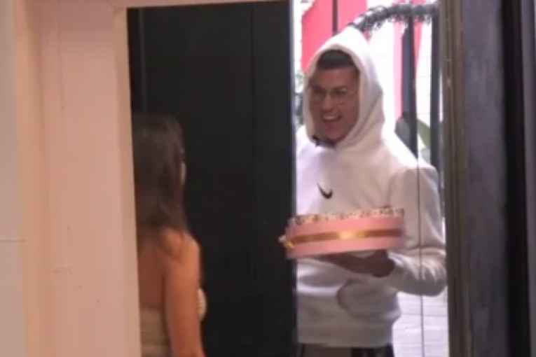 Peja došao da iznenadi Enu