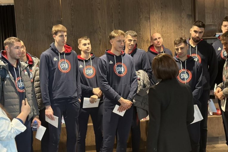 Naši košarkaši sa ambasadorkom Srbije u Danksoj, gospođom Mirjanom Živković