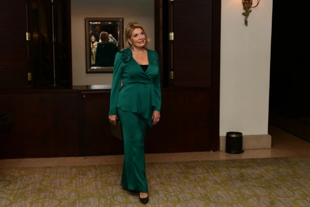 NAŠA VODITELJKA SE SKINULA U MINI-BIKINI: O ovoj POZI svi pričaju, niko ne veruje šta vidi!