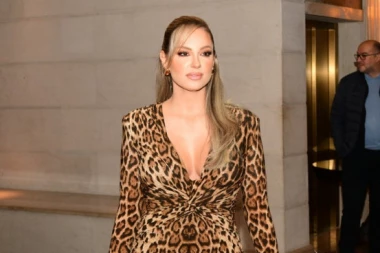 SKINULA SE SARA JO: Pevačica pokazala PRIRODNE ATRIBUTE - od ovog prizora PADAJU VILICE! (FOTO)