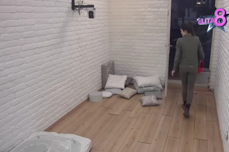 Jelena Ilić poliva krevete