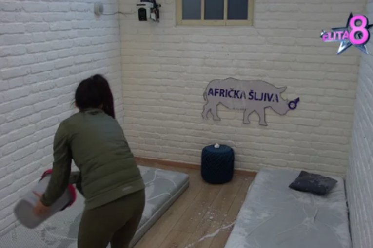 Jelena Ilić poliva krevete