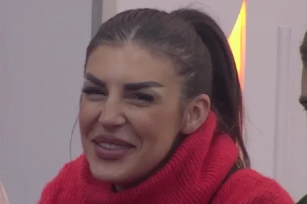 ENA U ZAGRLJAJU OŽENJENOG ZADRUGARA: Isplivali RANI RADOVI učesnice "Elite 8" - isprepleteni prsti, dekolte na izvol'te, SVE PRŠTI (FOTO)