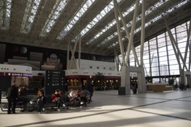 UHAPŠEN MANIJAK U CENTRU BEOGRADA! Snimao žene u toaletu na Železničkoj stanici