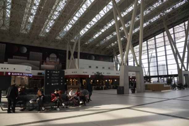 UHAPŠEN MANIJAK U CENTRU BEOGRADA! Snimao žene u toaletu na Železničkoj stanici