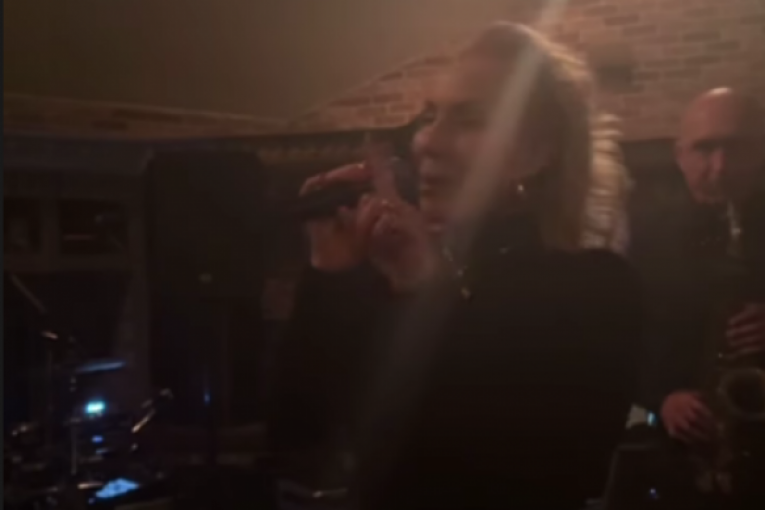 Lepa Brena zapevala na slavi