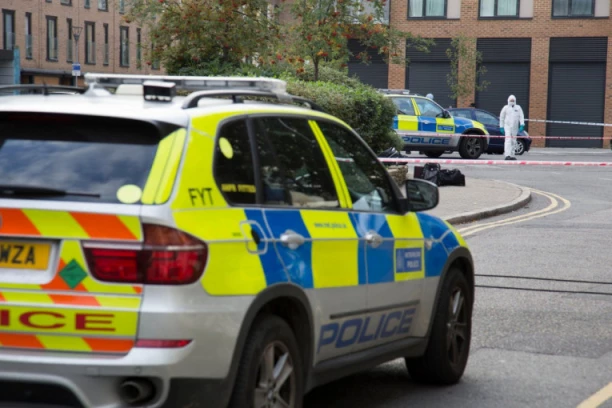 TINEJDŽER NOŽEM KRENUO NA RODITELJA U ŠKOLI! Drama u dvorištu, đaci u panici ostali u učionicama