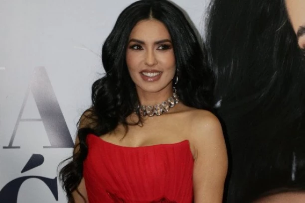 TANJA SAVIĆ IMALA ROMANSU SA OŽENJENIM PEVAČEM: Progovorio o SKANDALU - MOGLA JE DA ME KOŠTA BRAKA, JEDVA SAM SE POMIRIO SA ŽENOM!