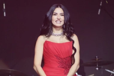 SKANDAL NA NASTUPU TANJE SAVIĆ: Poznati voditelj joj OTEO mikrofon, pevačica ostala ZATEČENA - publika PODIVLJALA! (VIDEO)