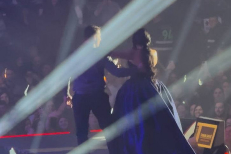 Tanju Savić iznenadio verenik pilot Muki Bešić na koncertu u Beogradskoj Areni