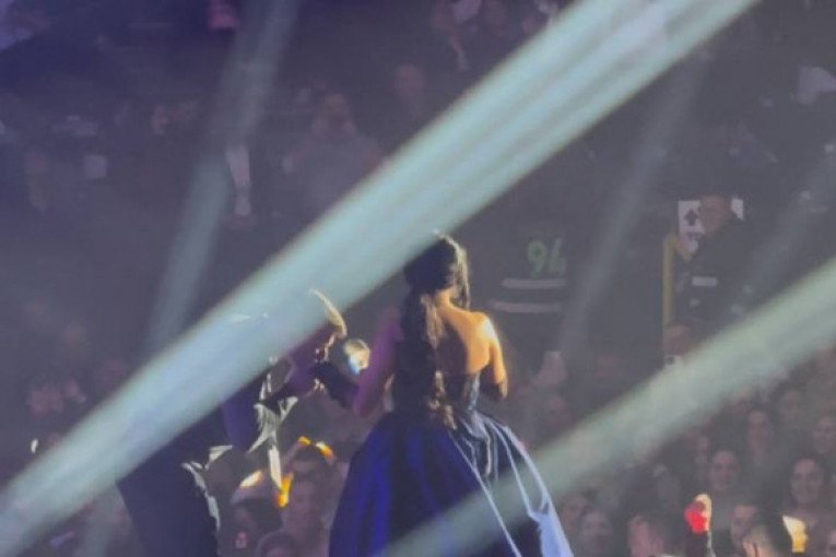 Tanju Savić iznenadio verenik pilot Muki Bešić na koncertu u Beogradskoj Areni