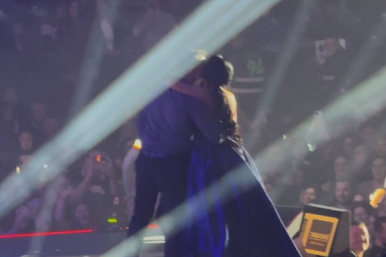 Tanju Savić iznenadio verenik pilot Muki Bešić na koncertu u Beogradskoj Areni