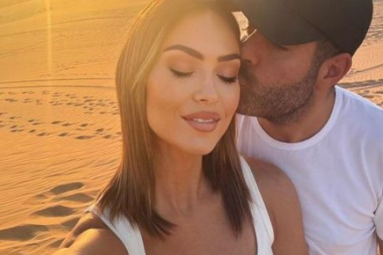 Atraktivna Grkinja pokazala dečka