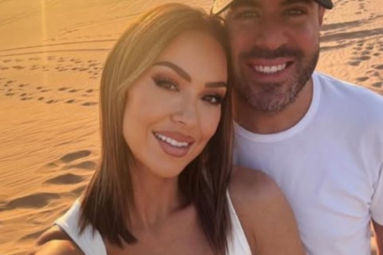 Atraktivna Grkinja pokazala dečka