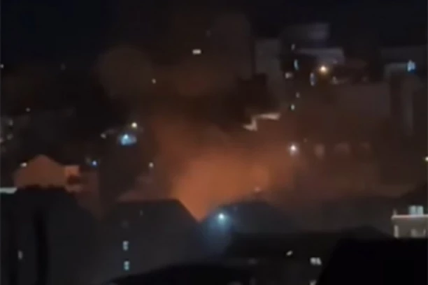 STRAVIČAN POŽAR KOD CVETKOVE PIJACE: Zapalila se radionica, vatra se proširila, intervenisala Hitna pomoć! (VIDEO)