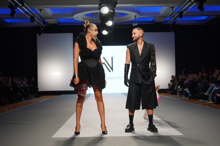 Luna Đogani na modnoj reviji