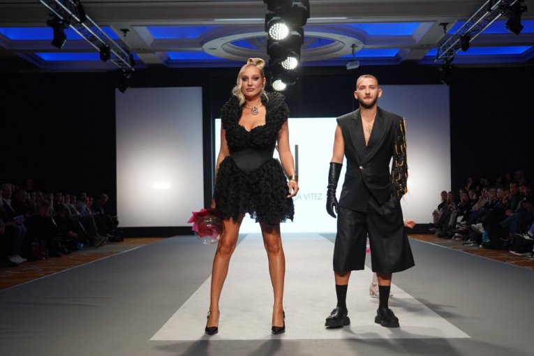 Luna Đogani na modnoj reviji