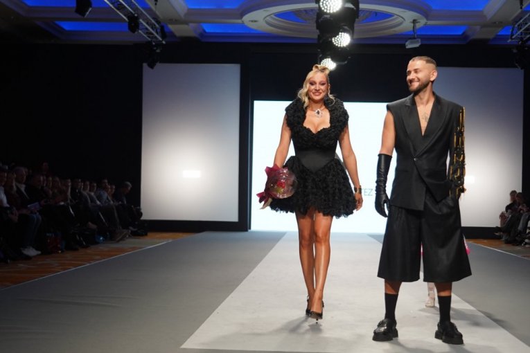 Luna Đogani na modnoj reviji