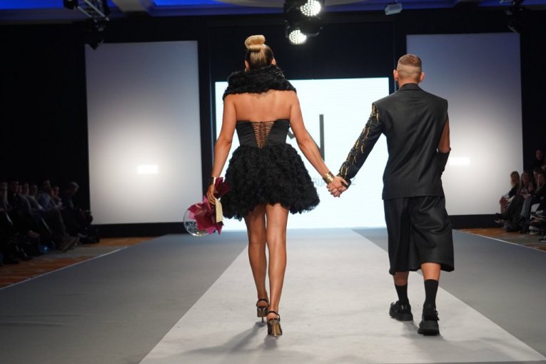 Luna Đogani na modnoj reviji