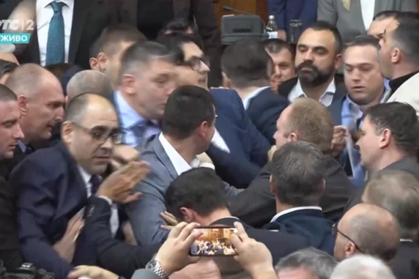 ĐILAS UDARA PRVI! Pogledajte kako započinje tuču u Skupštini (VIDEO)