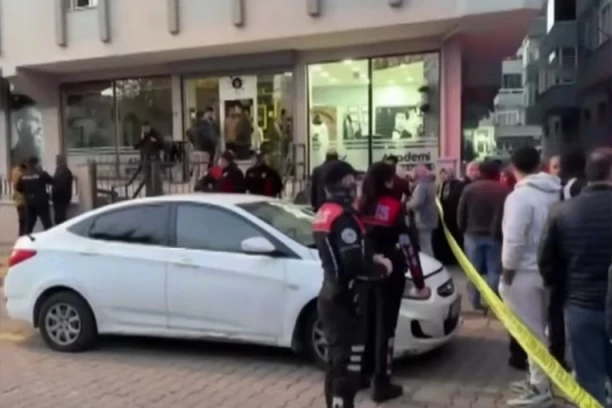 KRVAVI PUTNICI LEŽE NA ULICI: Prvi snimci stravične nesreće u centru grada! Autobus uleteo u masu na stanici (VIDEO)