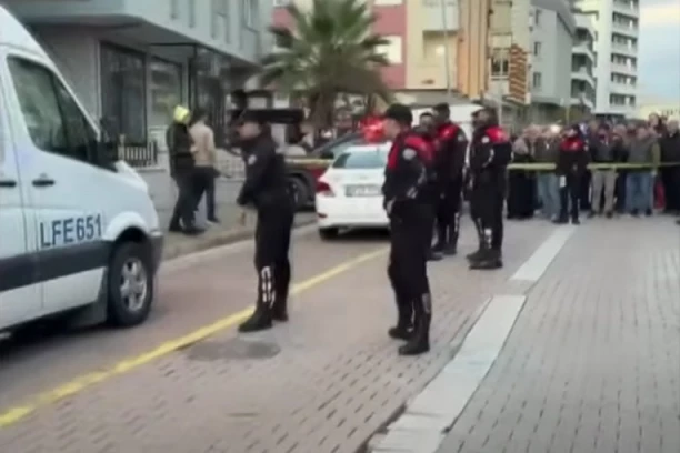 NAPAD NOŽEM U CENTRU GRADA, ŠESTORO POVREĐENIH! Policajci obliveni krvlju, dvoje građana u bolnici!