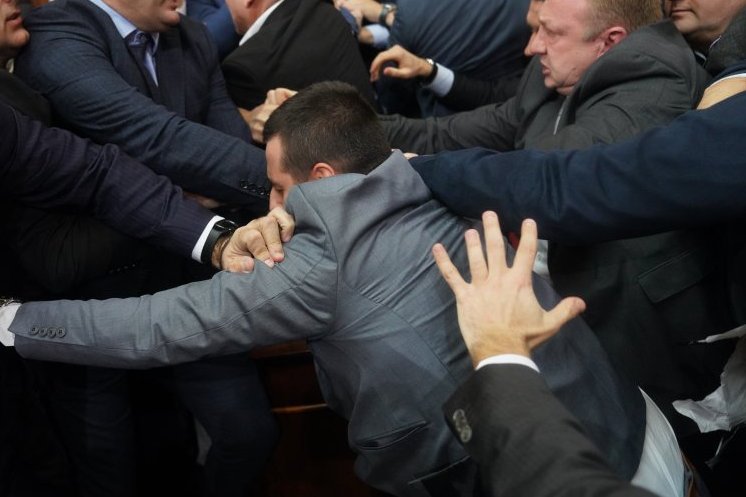 "NASILNICI, ODEVENI U ODELA POLITIČARA": SNS Kraljevo osudio nasilje opozicije: Grupa razvratnika mesecima sprovodi nasilje nad institucijama i imovinom!