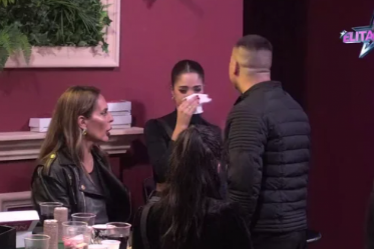 Đedović teši Anđelu