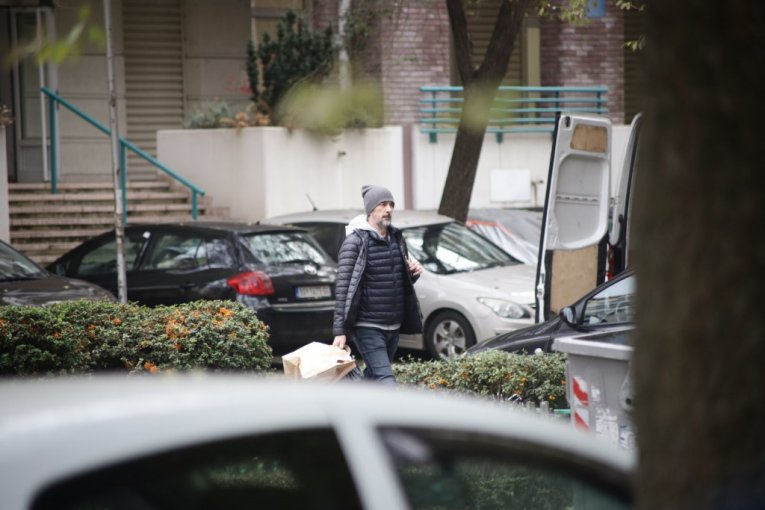 Vojin Ćetković ispred zgrade