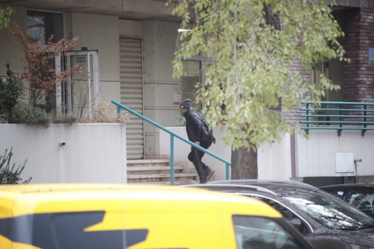 Vojin Ćetković ispred zgrade