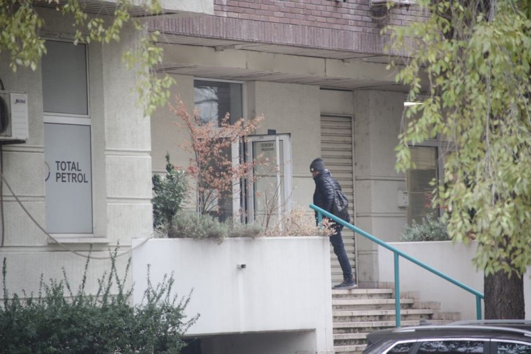 Vojin Ćetković ispred zgrade