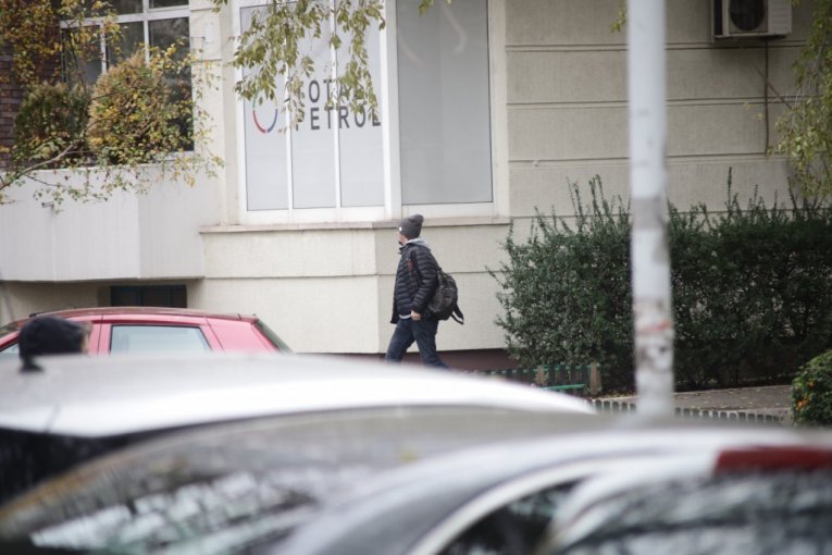 Vojin Ćetković ispred zgrade