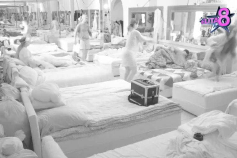 Miljana poliva Teodoru i Bebicu