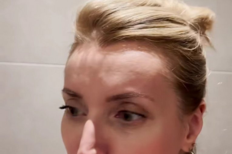 Anđelka Prpić pod tušem