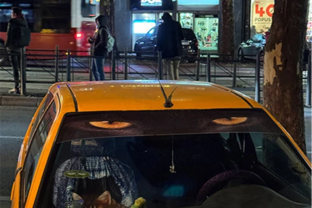 ŠOKANTAN PRIZOR IZ BEOGRADA: Išla sam Bulevarom i ugledala najčudniji automobil ikad - sreli su nam se "pogledi", ali TU NIJE BIO KRAJ! (FOTO)