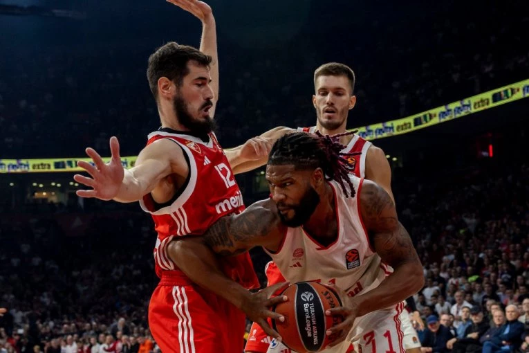 POČELA JE DRUGA ČETVRTINA: Batler pogađa preko ruke, Odželej zakucava, Zvezda čuva prednost!