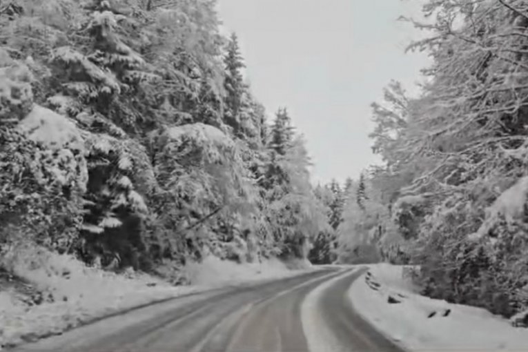 Kolovozi su prekriveni snegom, a nadležne službe su na terenu
