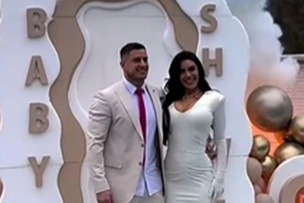 DEVOJKA DAVIDA DRAGOJEVIĆA POKAZALA TRUDNIČKI STOMAK: Jedan detalj upada svima u oči (FOTO)