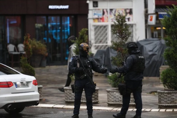 KURTIJEVE DUGE CEVI UPALE U PROSTORIJE CRVENOG KRSTA! Pretresaju objekat namenjen za obuku DECE, Beograd hitno reagovao