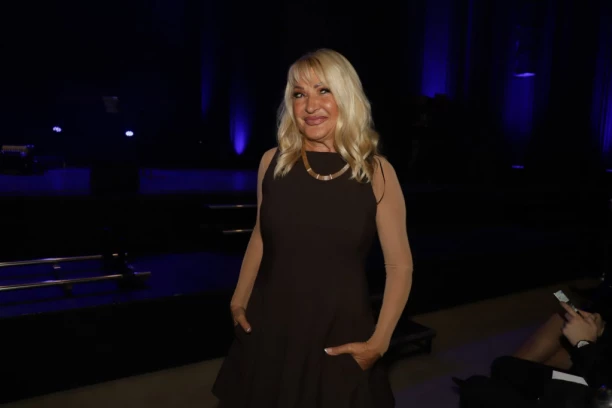 NAŠU PEVAČICU MUŽ TUKAO SVAKI DAN PRE RAZVODA: Završila na ULICI sa kartonskom kutijom, svi detalji STRAVIČNOG braka!