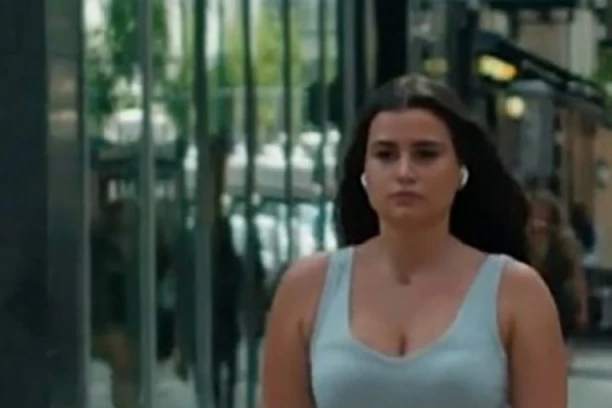 MANEKENKA SASULA MUŽU ALBANCU IZ PEĆI PET HITACA U TELO, A ONDA SE UBILA: Policija zatekla lokve krvi, a evo zašto svi danas pominju reč "IZDAJA"!