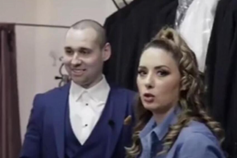 Milica Kon zakopčava takmičaru šlic u emisiji "Brak na neviđeno" na Pinku