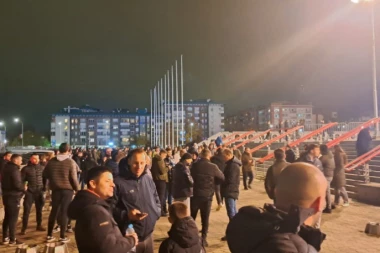 PUNI SE ARENA: "Grobari" u velikom broju dolaze da pozdrave bivšeg trenera! (FOTO GALERIJA)