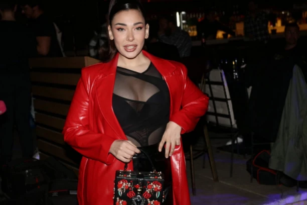 PRIZOR OSTAVIO SVE BEZ TEKSTA: Sanja Vučić krupnim koracima osvaja estradni vrh, svojom interpretacijom čuvene pesme, oduševila, ali i rasplakala publiku kojoj je najavila nešto SPEKTAKULARNO